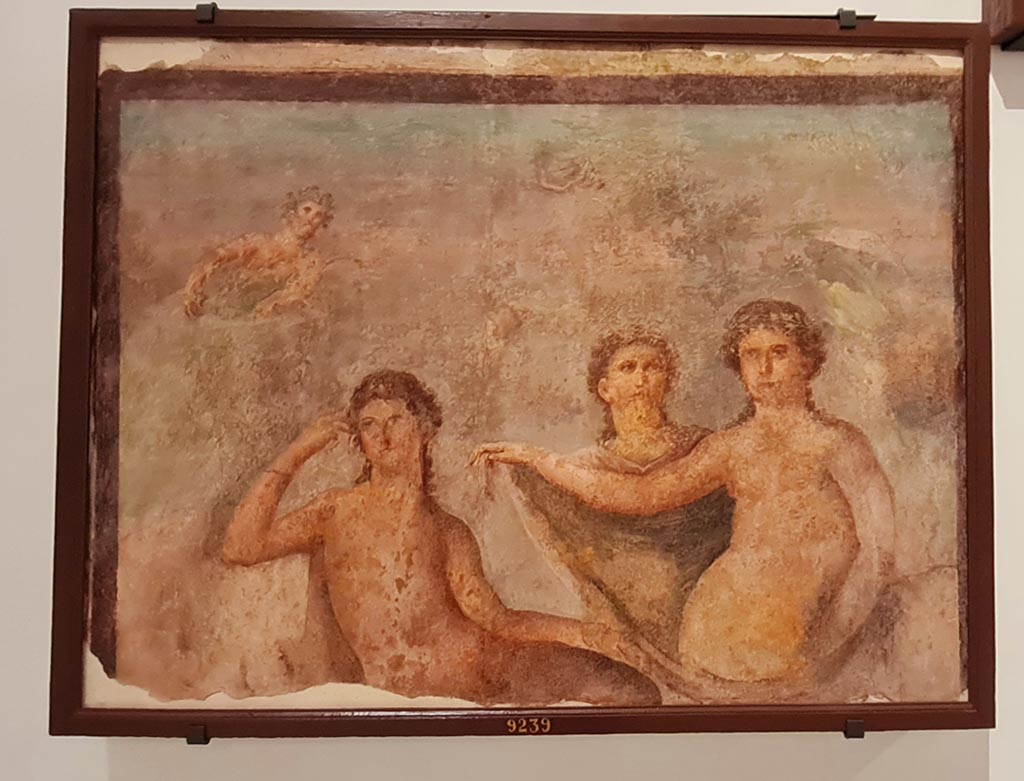 Herculaneum Augusteum. April 2023. Painting from lower row, on side wall, showing Apollo, Diana and Callistus, inv. 9239.
On display in “Campania Romana” gallery in Naples Archaeological Museum.  Photo courtesy of Giuseppe Ciaramella.
