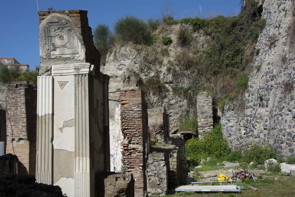 Herculaneum. March 2019. Looking west from four-side Arch with masonry pillar, on left.
Foto Annette Haug, ERC Grant 681269 DÉCOR.

