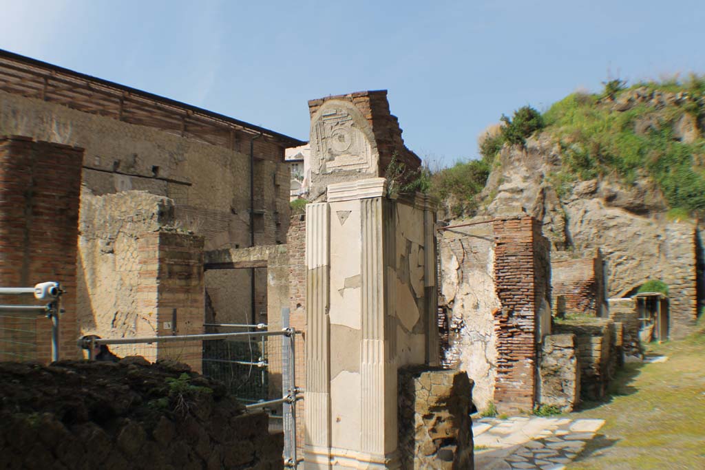 Decumanus Maximus, Herculaneum. March 2014. Looking south-west towards masonry pillar. 
Foto Annette Haug, ERC Grant 681269 DÉCOR.
