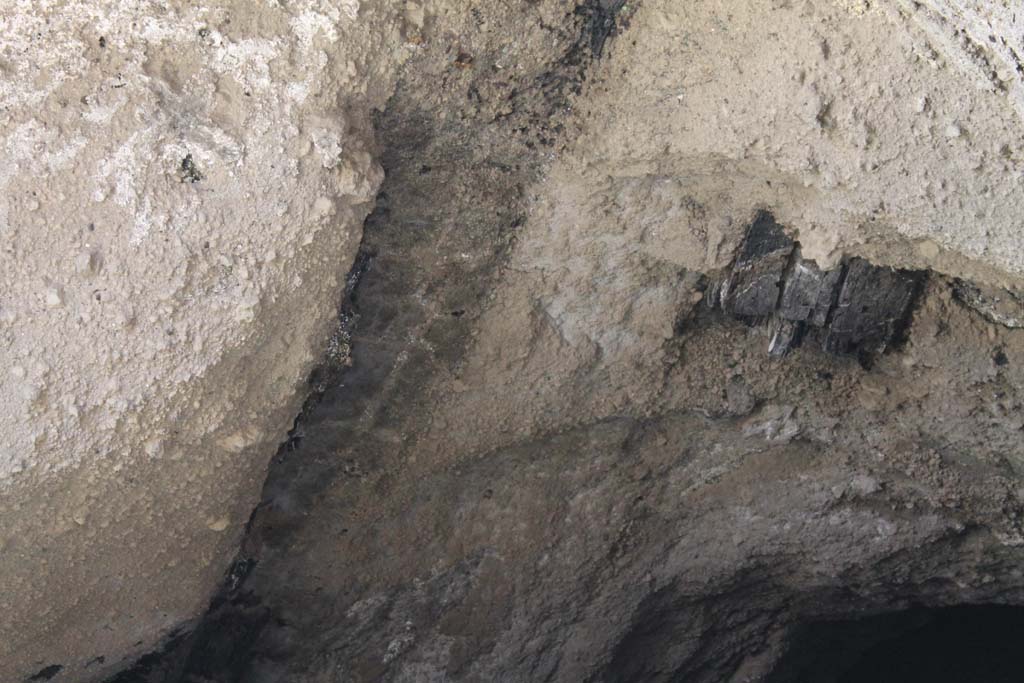 Decumanus Maximus, Herculaneum. March 2014. Detail of carbonised wood still held in the unexcavated.
Foto Annette Haug, ERC Grant 681269 DÉCOR.
