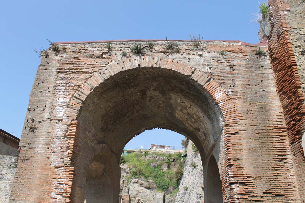 Herculaneum. March 2014. Looking west towards upper four-sided arch from Decumanus Maximus.
Foto Annette Haug, ERC Grant 681269 DÉCOR.
