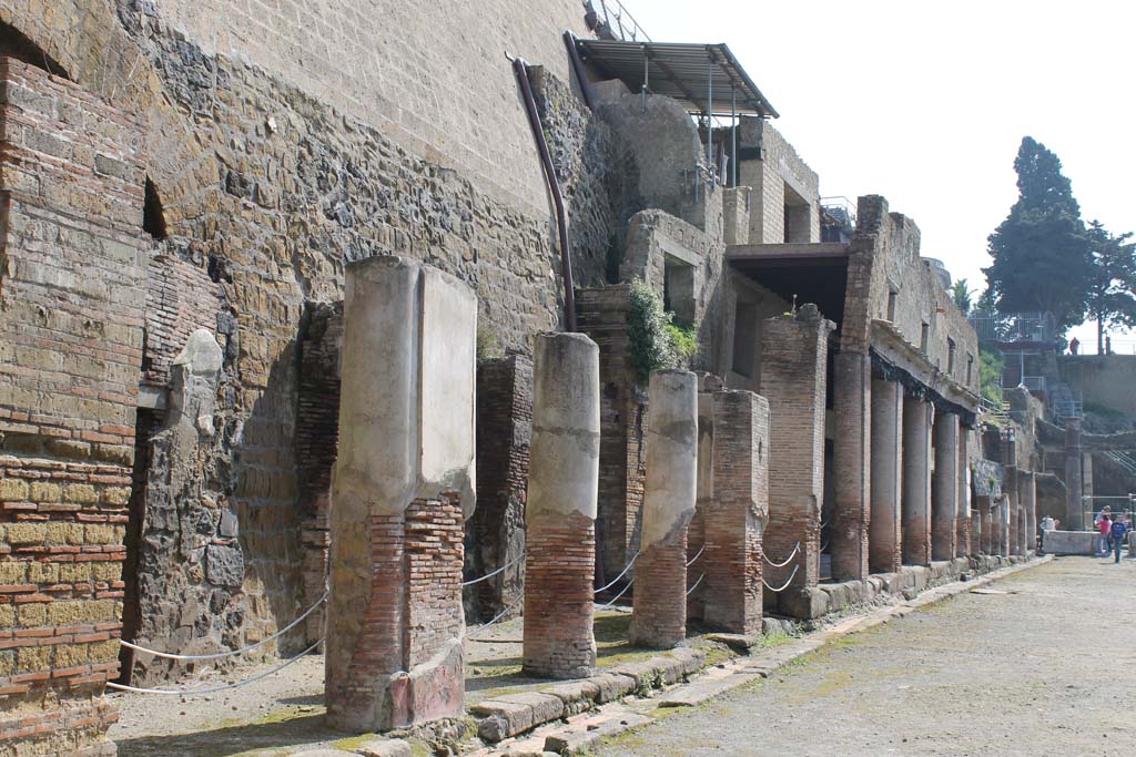 Decumanus Maximus, Herculaneum. March 2014. Looking east along north side.
Foto Annette Haug, ERC Grant 681269 DÉCOR.
