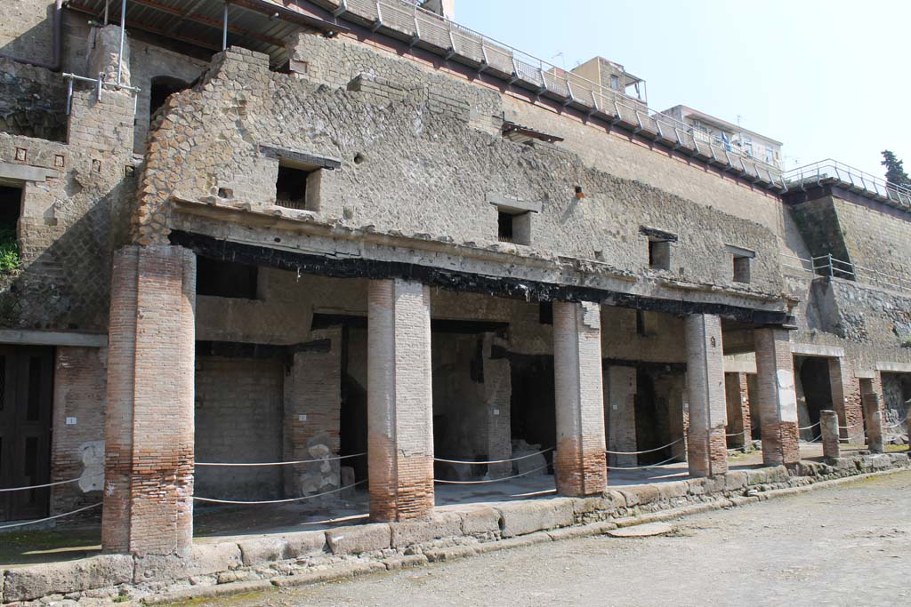 Decumanus Maximus, Herculaneum. March 2014. Looking north-east along north side, from shop no.1, on left.
Foto Annette Haug, ERC Grant 681269 DÉCOR.
