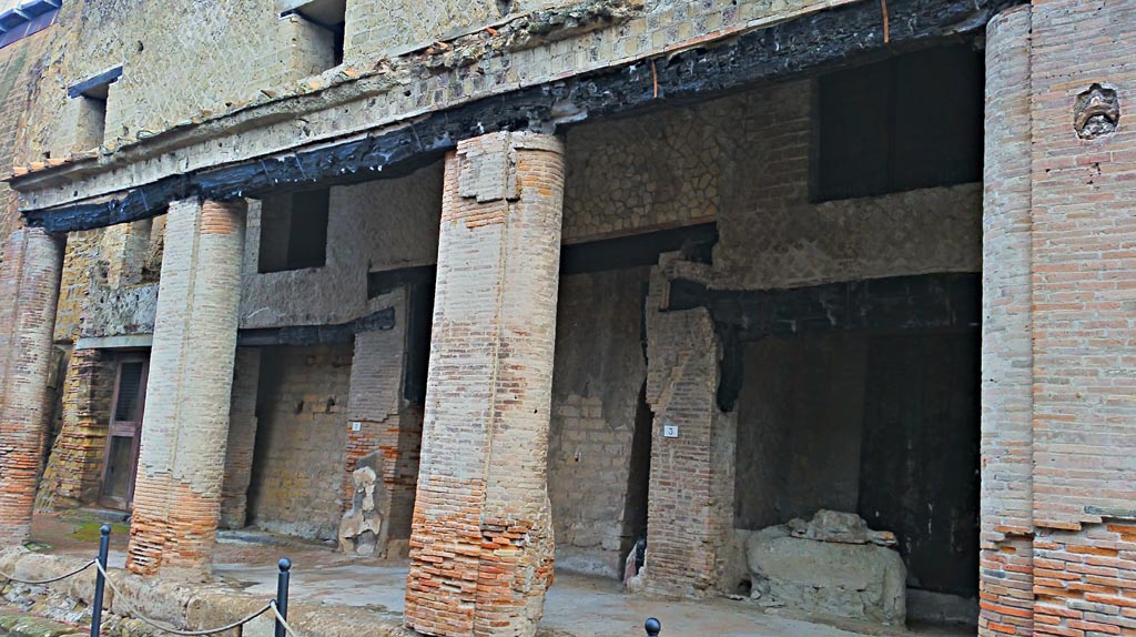 Decumanus Maximus, Herculaneum, photo taken between October 2014 and November 2019.
Portico on north side of Decumanus Maximus, with doorway to number 4, on right. Photo courtesy of Giuseppe Ciaramella.

