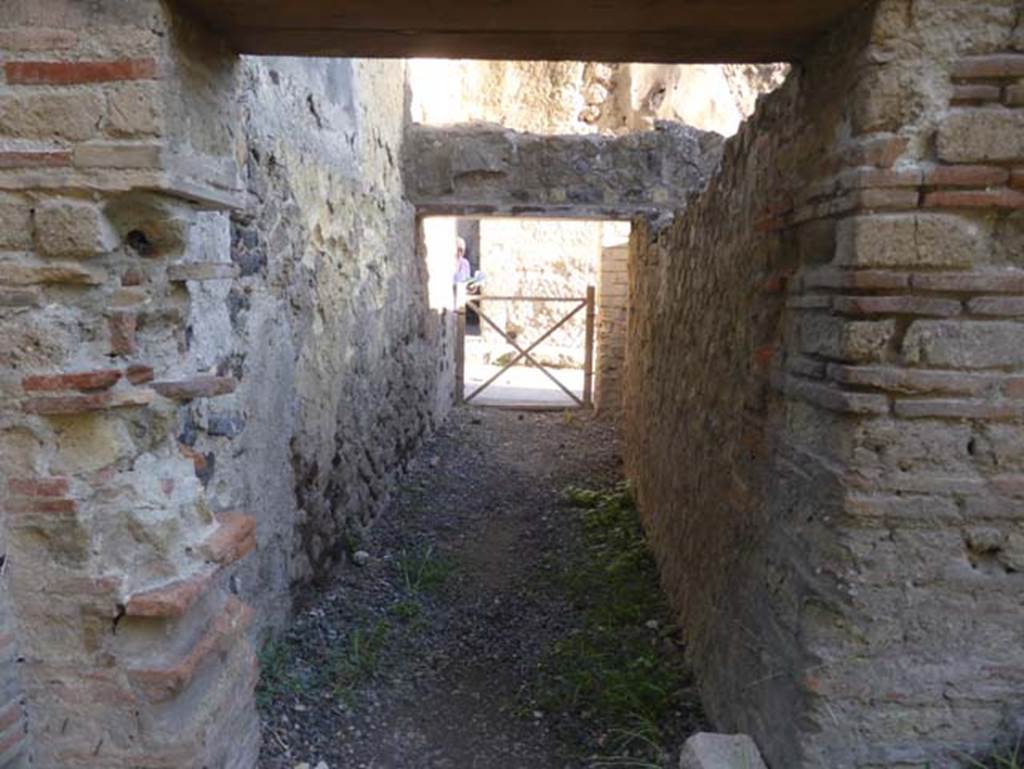 II.5 Herculaneum, September 2015. Looking east along entrance corridor towards entrance doorway from Cardo III Inferiore.