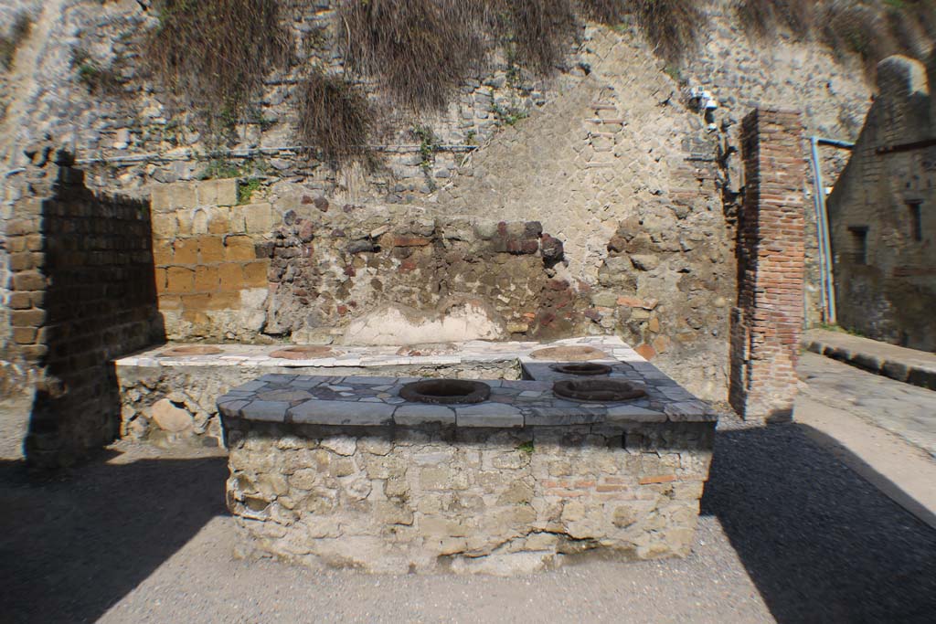 II.6/7, Herculaneum, March 2019. Looking west towards a three-sided podium.
Foto Annette Haug, ERC Grant 681269 DÉCOR.
