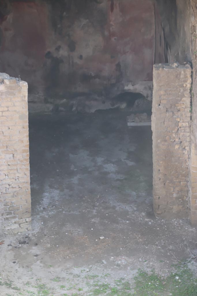 III.1/2/18/19, Herculaneum. October 2023. 
North wall of room E with doorway into room D. Photo courtesy of Klaus Heese.
