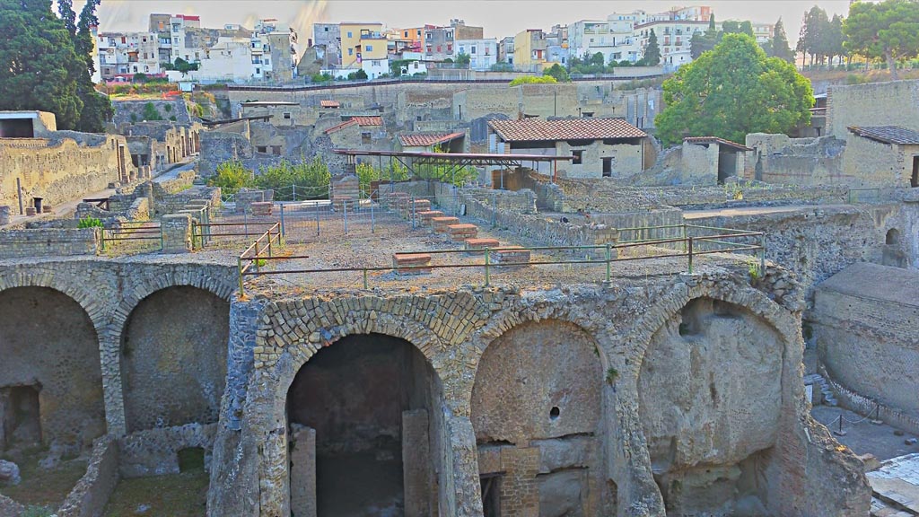 III.1/2/18/19, Herculaneum, photo taken between October 2014 and November 2019. 
Looking towards upper and lower levels. Photo courtesy of Giuseppe Ciaramella.
