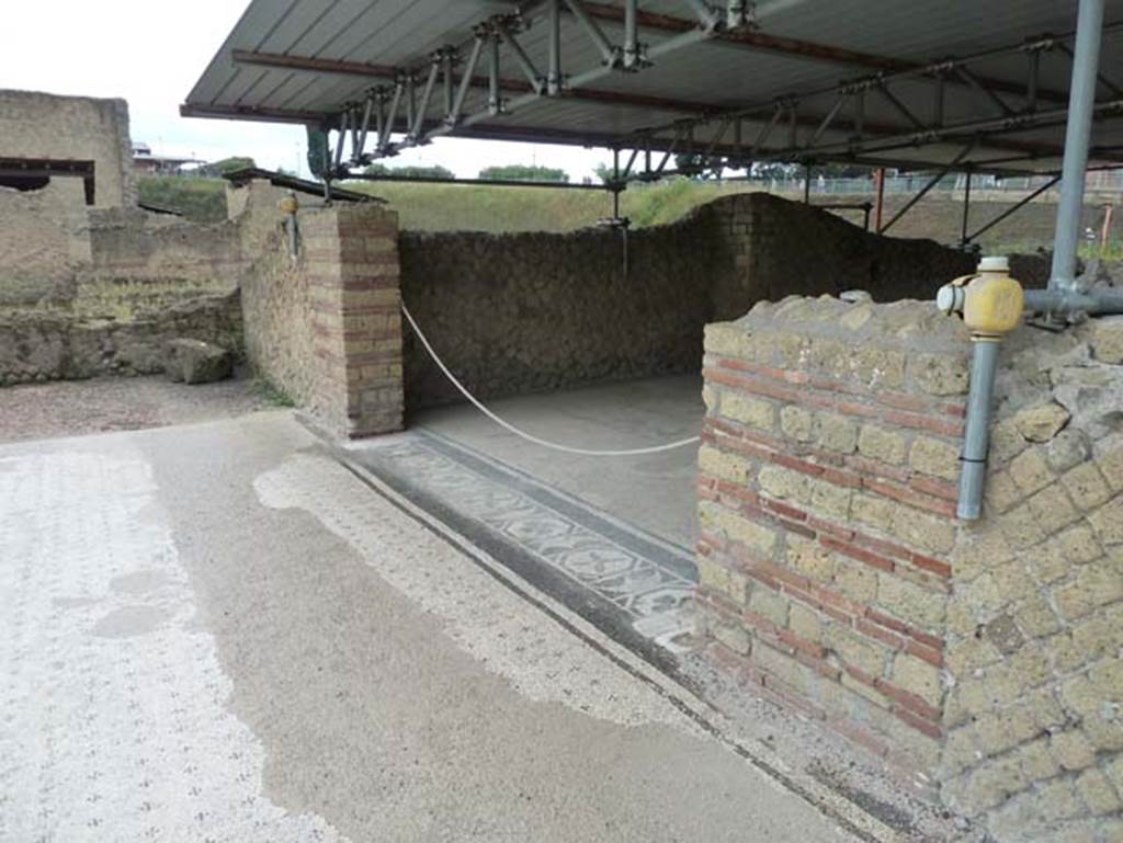 III.1 Herculaneum, September 2015. 
Room 31 peristyle, looking towards south-east corner of south portico, and entrance doorway with mosaic threshold into room 23.
