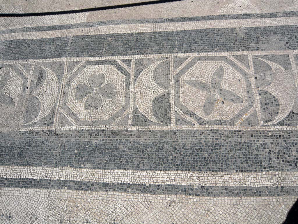 III.19/18/1, Herculaneum, August 2013. Room 23, detail of mosaic threshold. Photo courtesy of Buzz Ferebee.