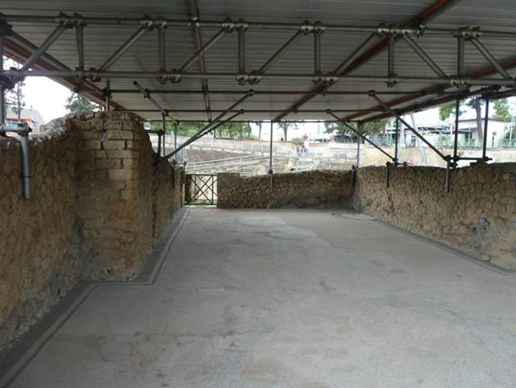 III.1 Herculaneum, September 2015. Room 23, south wall with doorway.