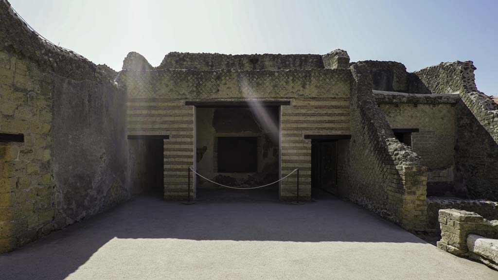 III.3 Herculaneum. August 2021. Looking east across atrium, from entrance corridor. Photo courtesy of Robert Hanson