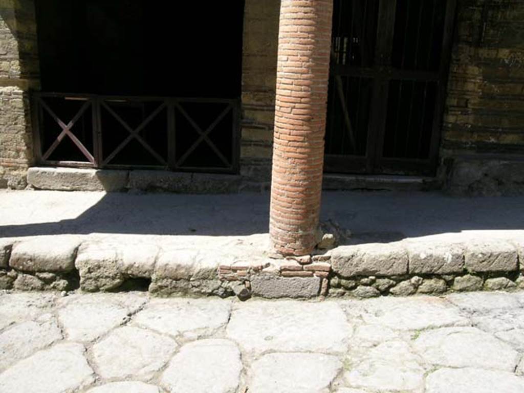 III.15, Herculaneum. April 2005. 
Looking west towards masonry column in centre of balcony, between doorways at III.15 and III.14. 
Photo courtesy of Nicolas Monteix.
