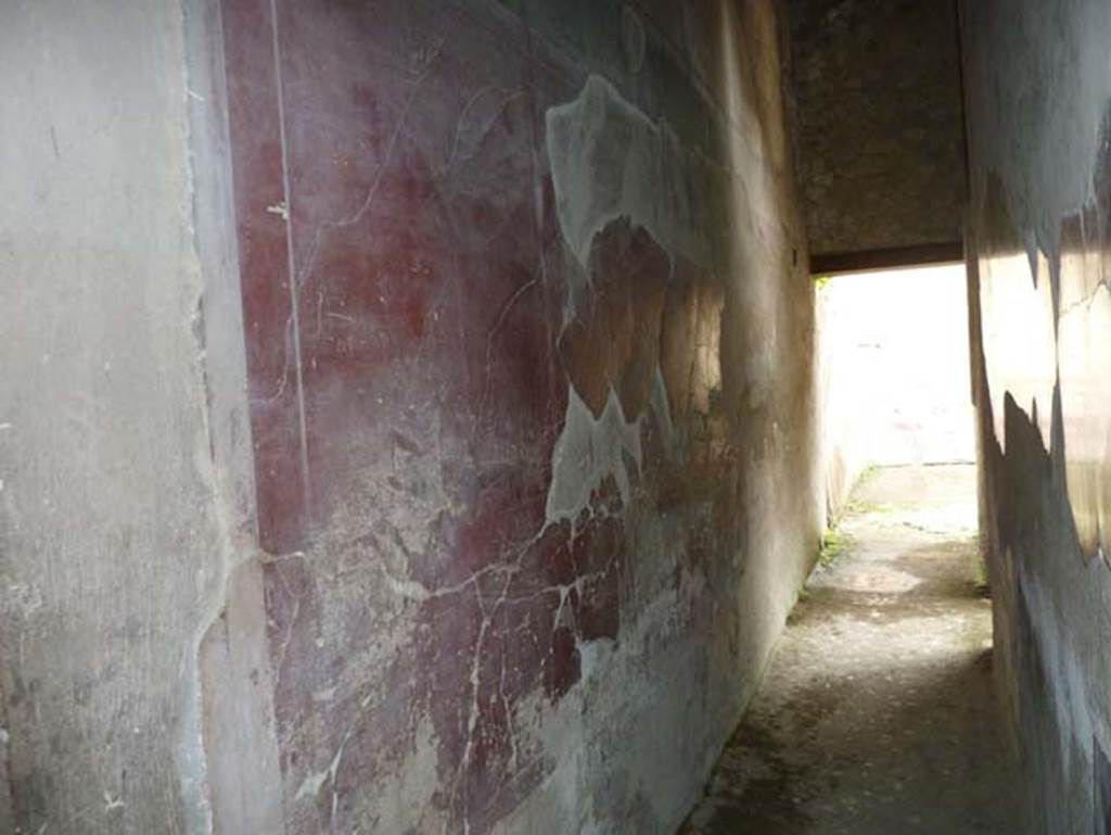 Ins. III.16, Herculaneum, September 2015. Corridor 6, south wall, looking west.

 
