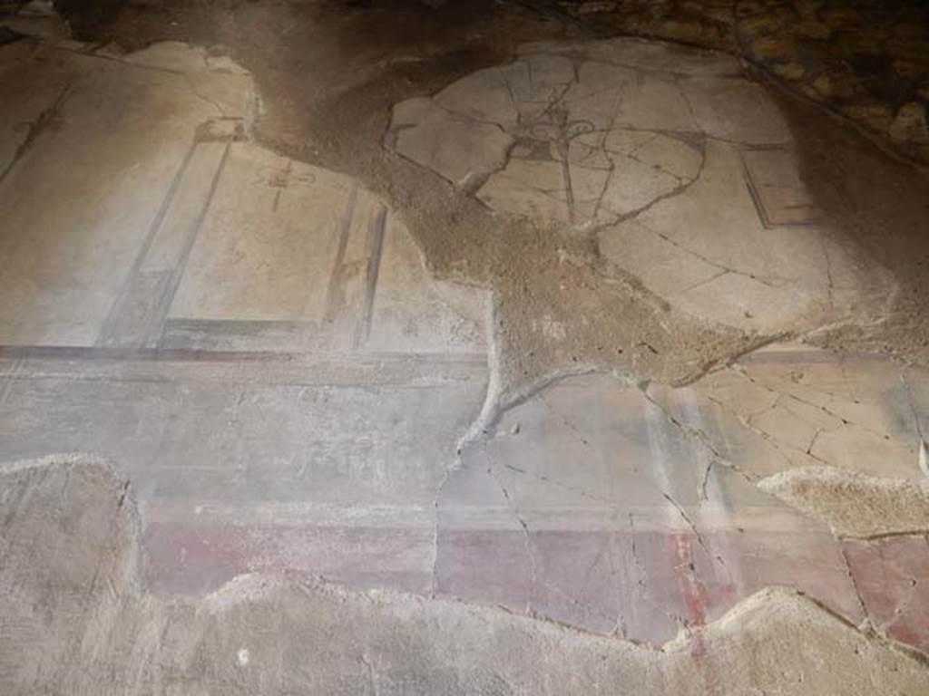 III.16, Herculaneum, May 2018. Corridor 6, detail from upper south wall. Photo courtesy of Buzz Ferebee