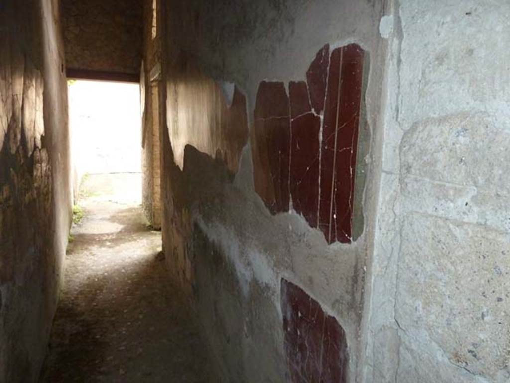 Ins. III.16, Herculaneum, September 2015. Corridor 6, north wall, looking west.