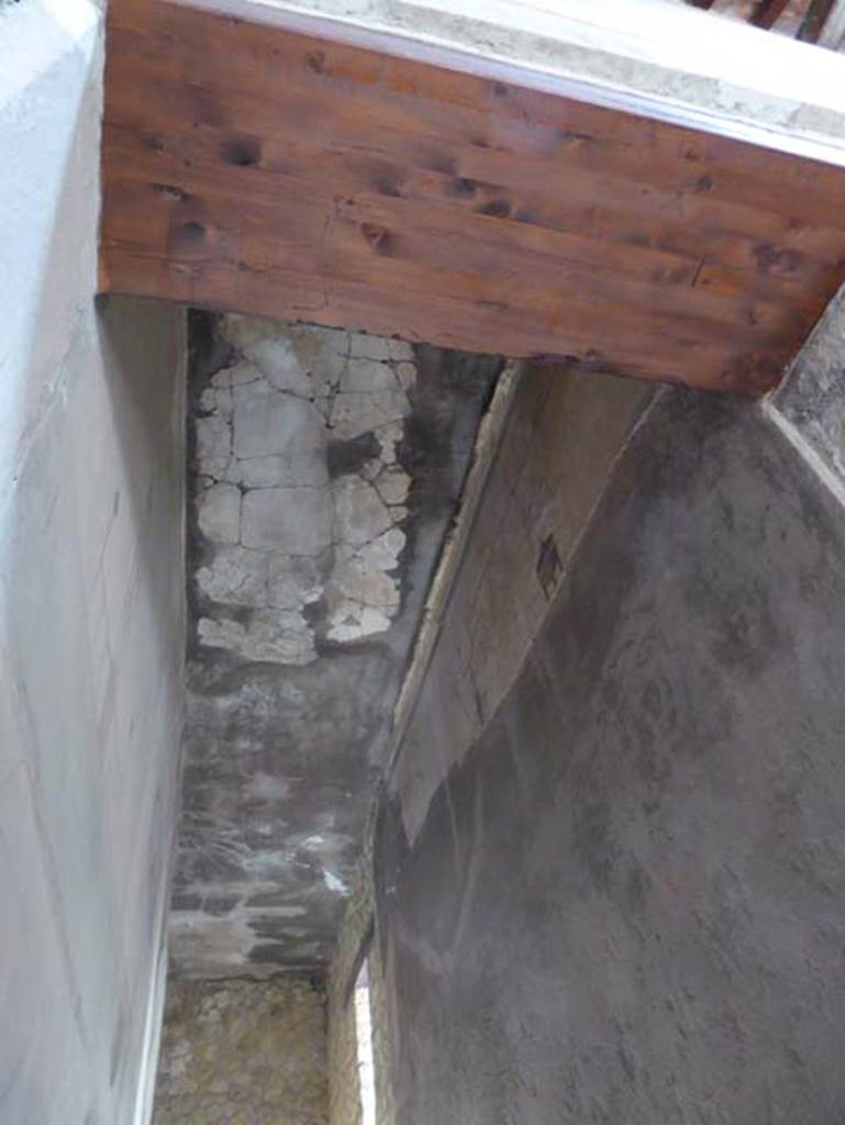 III.16, Herculaneum, October 2014. Corridor 6, upper north wall without a painting in situ. Photo courtesy of Michael Binns.
