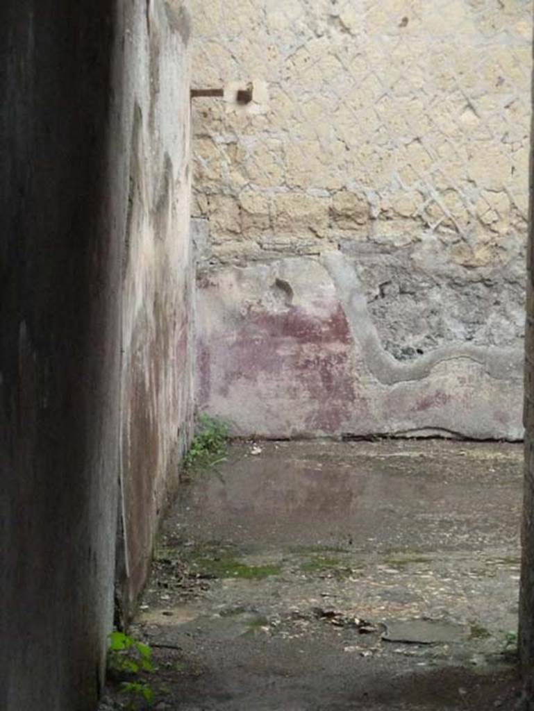 III.16, Herculaneum, September 2015. 
Triclinium 8, looking along south wall towards south-west corner from corridor 6.

