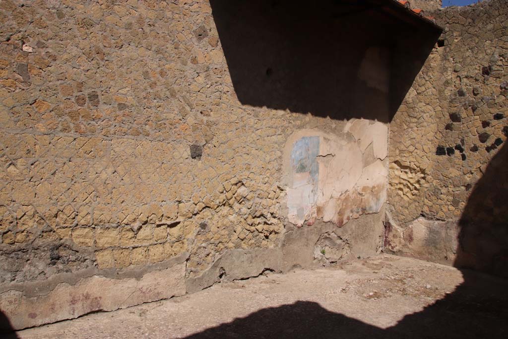 III.16, Herculaneum, September 2019. Triclinium 8, looking towards west wall and north-west corner.
Photo courtesy of Klaus Heese.

