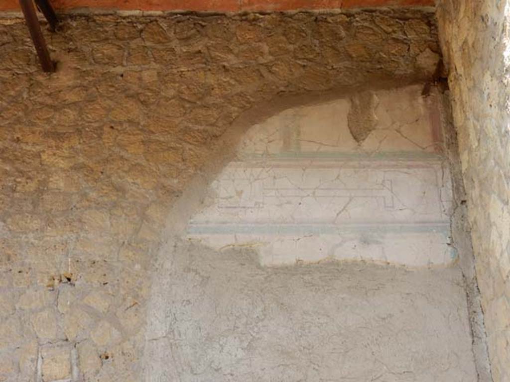 III.16, Herculaneum, May 2018. Triclinium 8, upper west wall in north-west corner.
Photo courtesy of Buzz Ferebee
