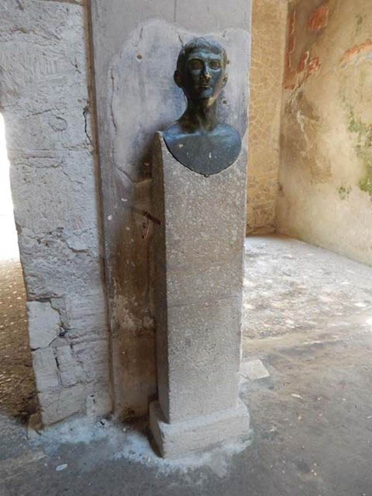 III.16, Herculaneum, May 2018. Reproduction bronze herm in south-west corner of atrium 9. 
Photo courtesy of Buzz Ferebee
