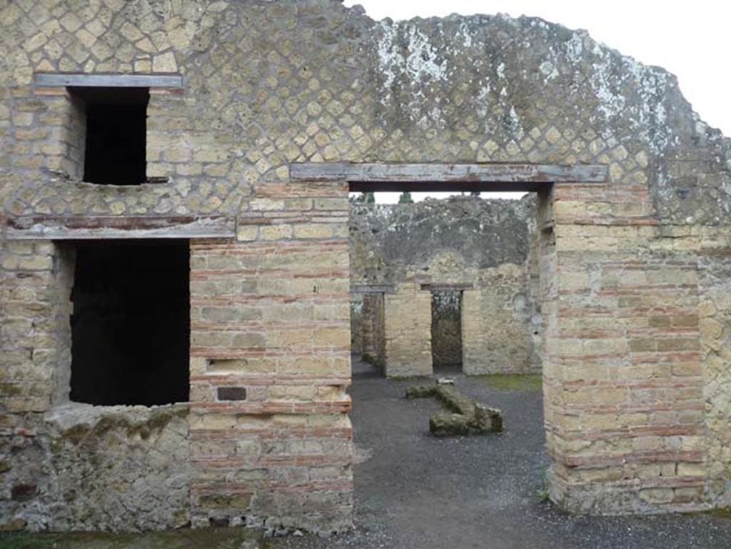 IV.4 Herculaneum. September 2015. Open courtyard 6, looking east to room 7, the covered atrium.