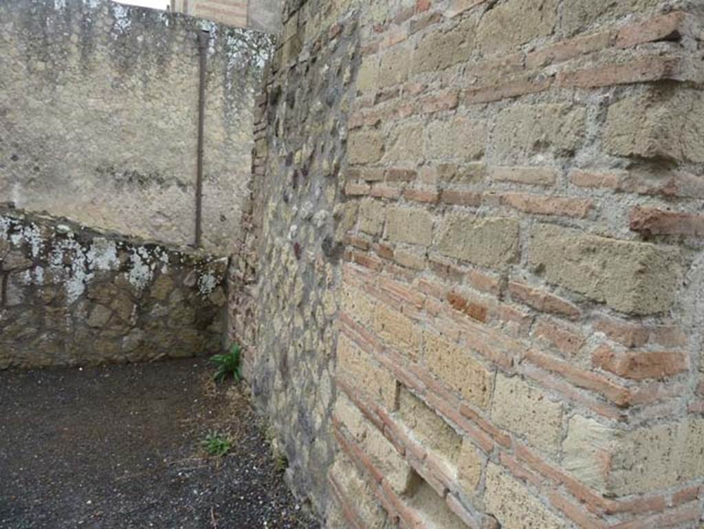 IV.4 Herculaneum. September 2015. Room 7, west wall at side of doorway.