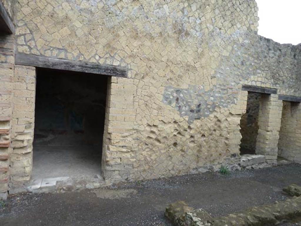 IV.4 Herculaneum. September 2015. Room 7, north wall, with doorways to room 8, on left, and room 9.