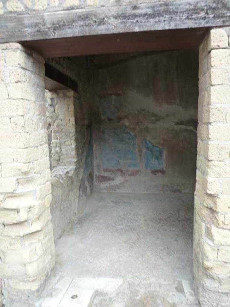 IV.4 Herculaneum. September 2015. Room 8, looking towards north-west corner.