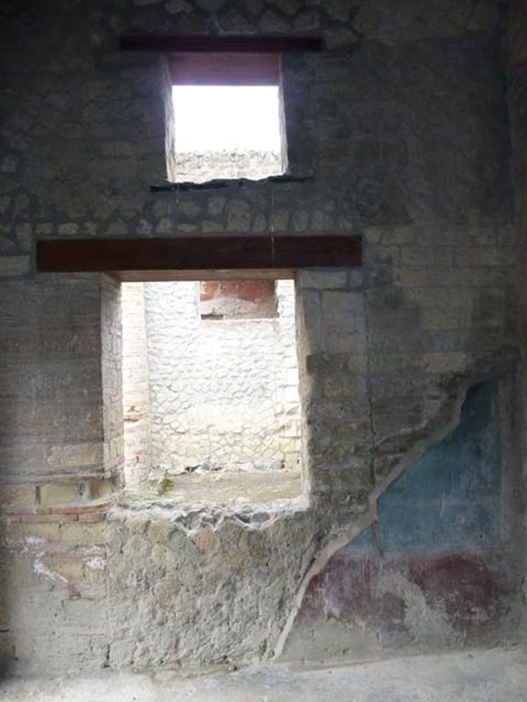 IV.4 Herculaneum. September 2015. Room 8, west wall with window into atrium 6.