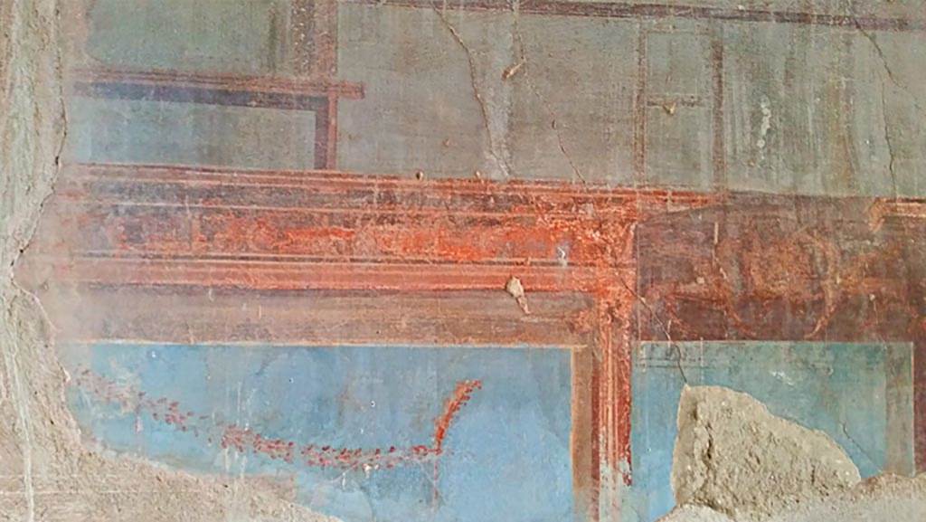 IV.4, Herculaneum, photo taken between October 2014 and November 2019.
Room 8, detail from upper north wall oecus. Photo courtesy of Giuseppe Ciaramella.

