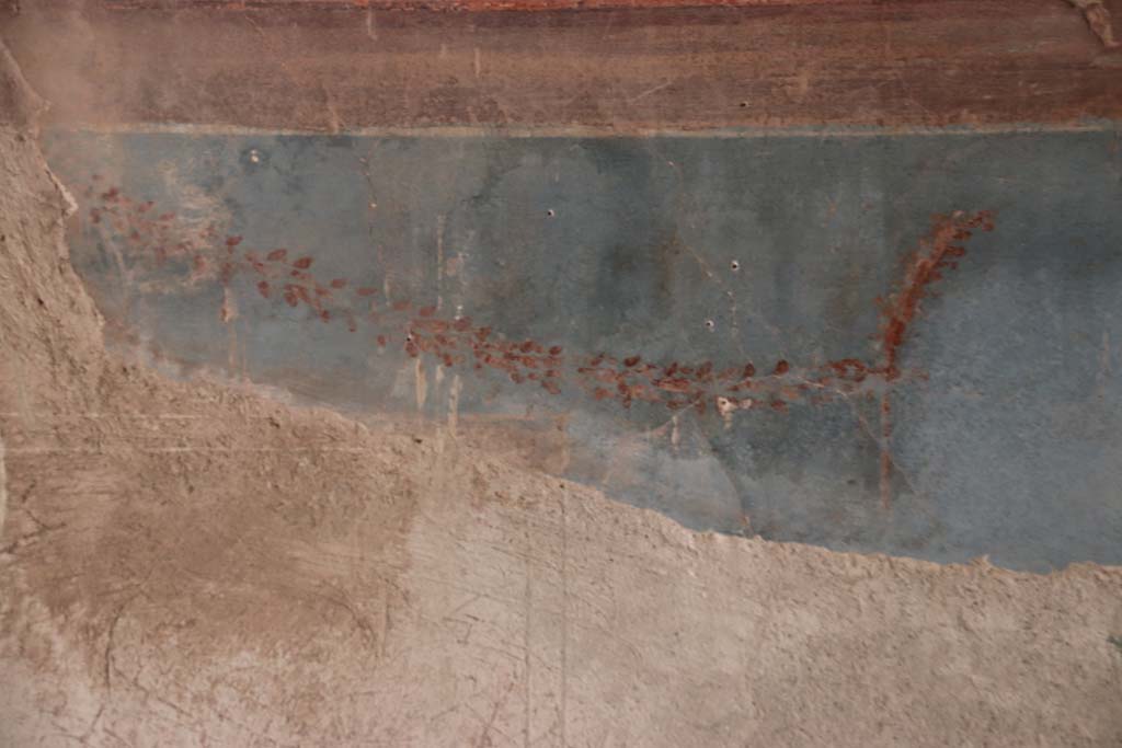 IV.4, Herculaneum, October 2020. Room 8, detail of garland from north wall oecus. Photo courtesy of Klaus Heese.