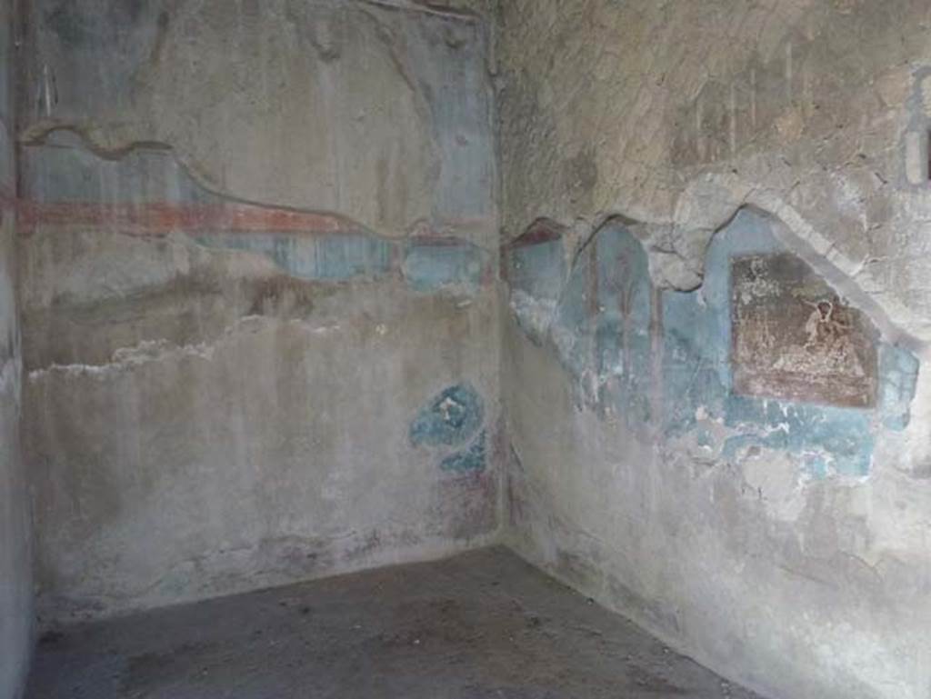 IV.4 Herculaneum. October 2012. Room 8, south-east corner of oecus. Photo courtesy of Michael Binns.