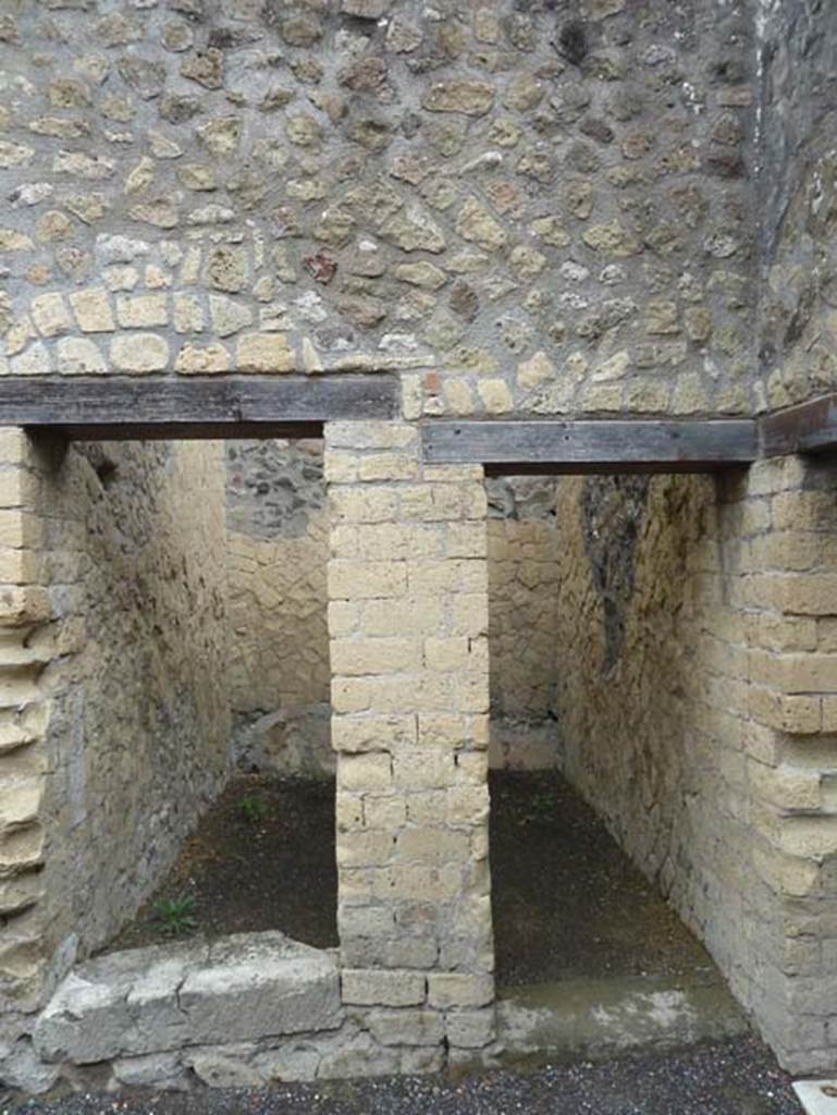 IV.4 Herculaneum. September 2015. Window and doorway to room 9, in north wall of room 7.  