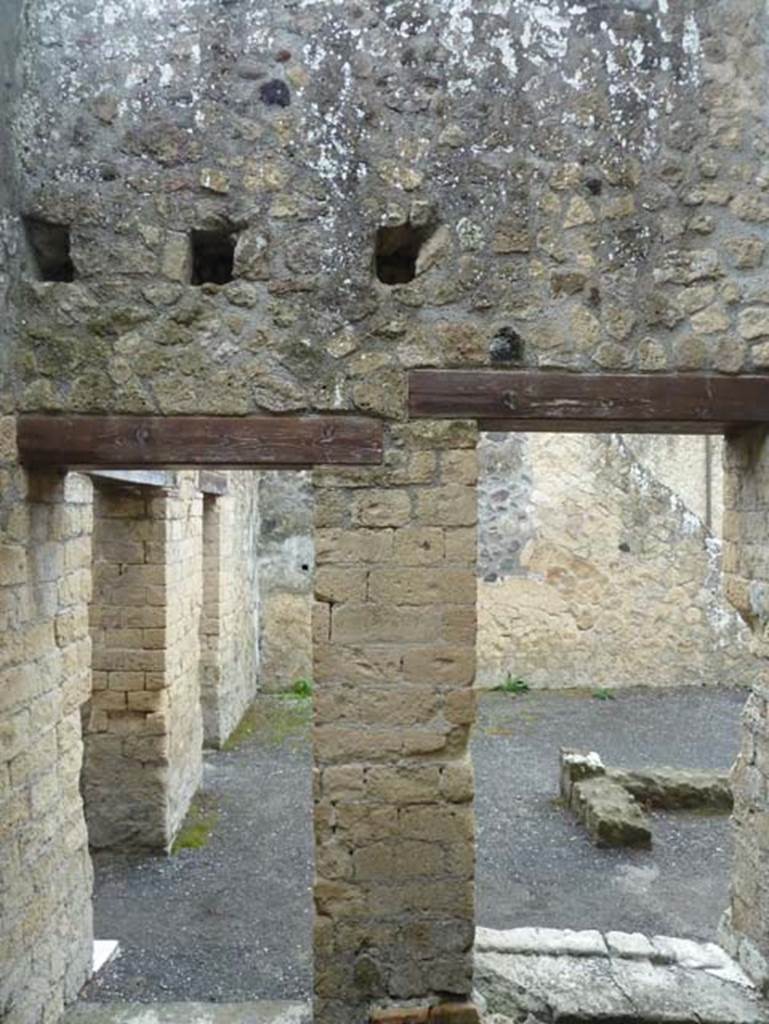 IV.4 Herculaneum. September 2015. Room 9, looking south through doorway and window into room 7, the covered atrium. Above the doorway are the beam support holes for the upper floor.

