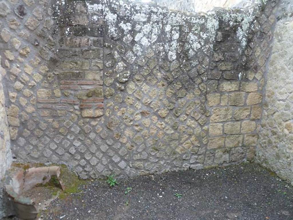 IV.4 Herculaneum. September 2015. Room 10, east wall with puteal? in north-east corner, on left.

 

