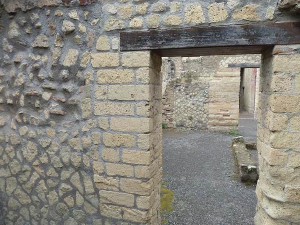 IV.4 Herculaneum. September 2015. Room 10, east wall with doorway to room 7, the covered atrium.