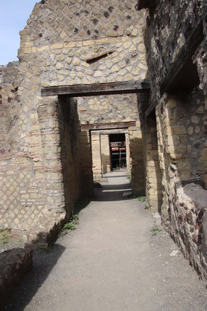 IV.4 Herculaneum. September 2017. Corridor 11, looking west from near courtyard 12.
Photo courtesy of Klaus Heese.
