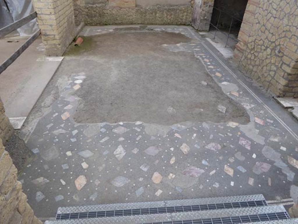 IV.4 Herculaneum. October 2014. Room 17, flooring to large vestibule consisting of black mosaic and inserted with diamonds of coloured marble. Photo courtesy of Michael Binns.
