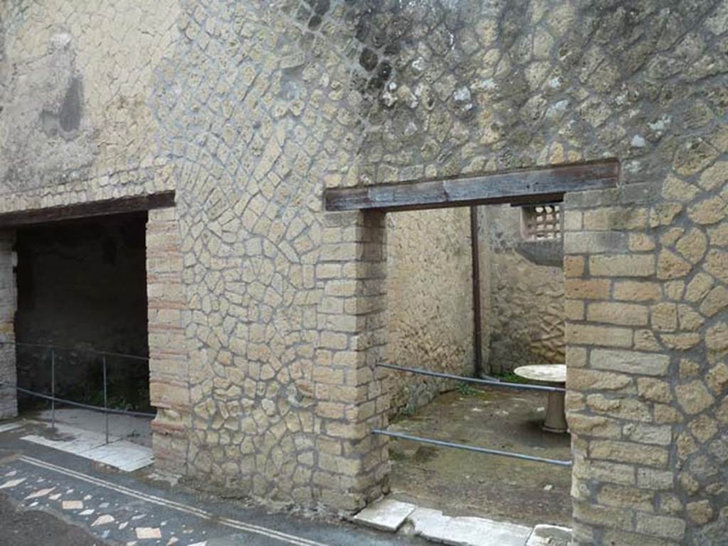 IV.4 Herculaneum. September 2015. Vestibule 17, west wall with doorways to rooms 19, on left, and 18.