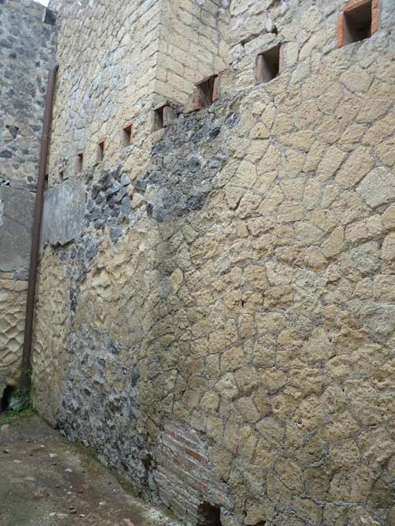 IV.4 Herculaneum. September 2015. Room 18, north wall.