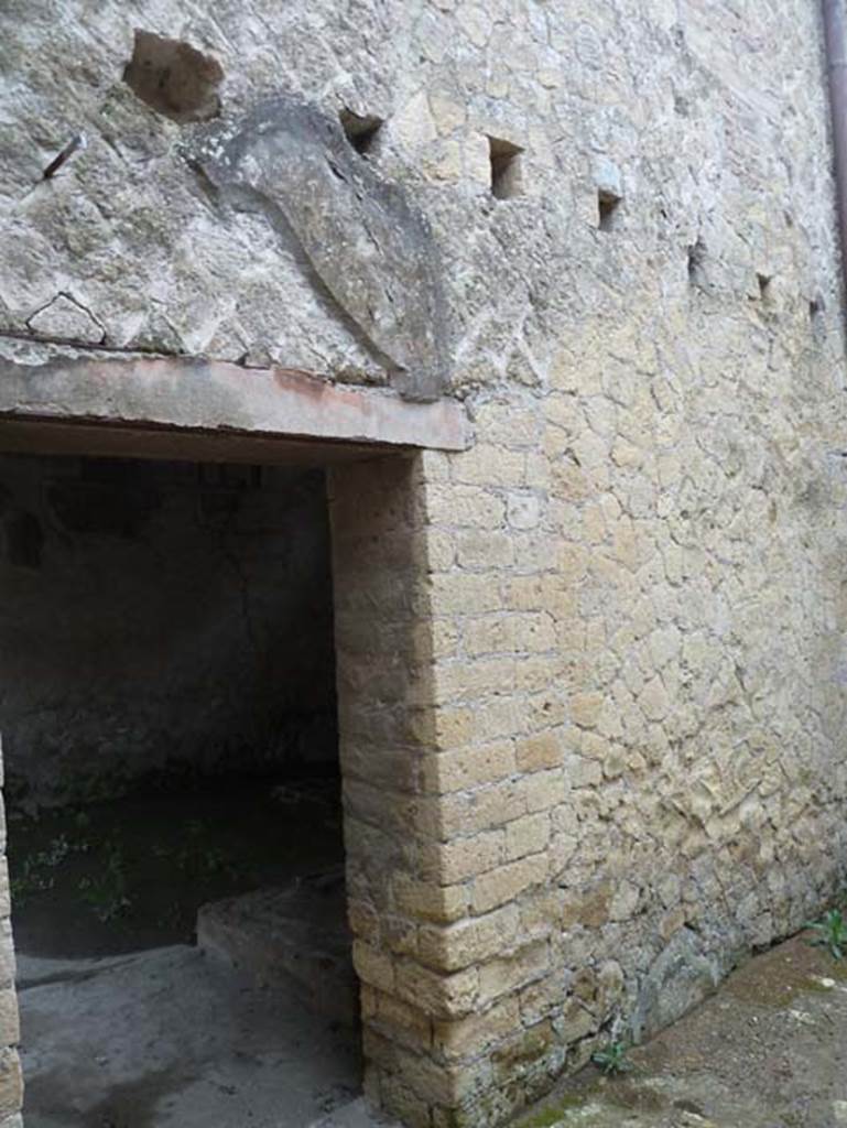 IV.4 Herculaneum. September 2015. Room 18, south wall with doorway to room 19.