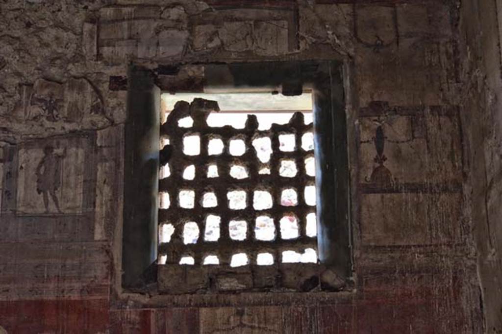 IV.4, Herculaneum, April 2018. Room 19, detail of window at north end of west wall. Photo courtesy of Ian Lycett-King. Use is subject to Creative Commons Attribution-NonCommercial License v.4 International.

