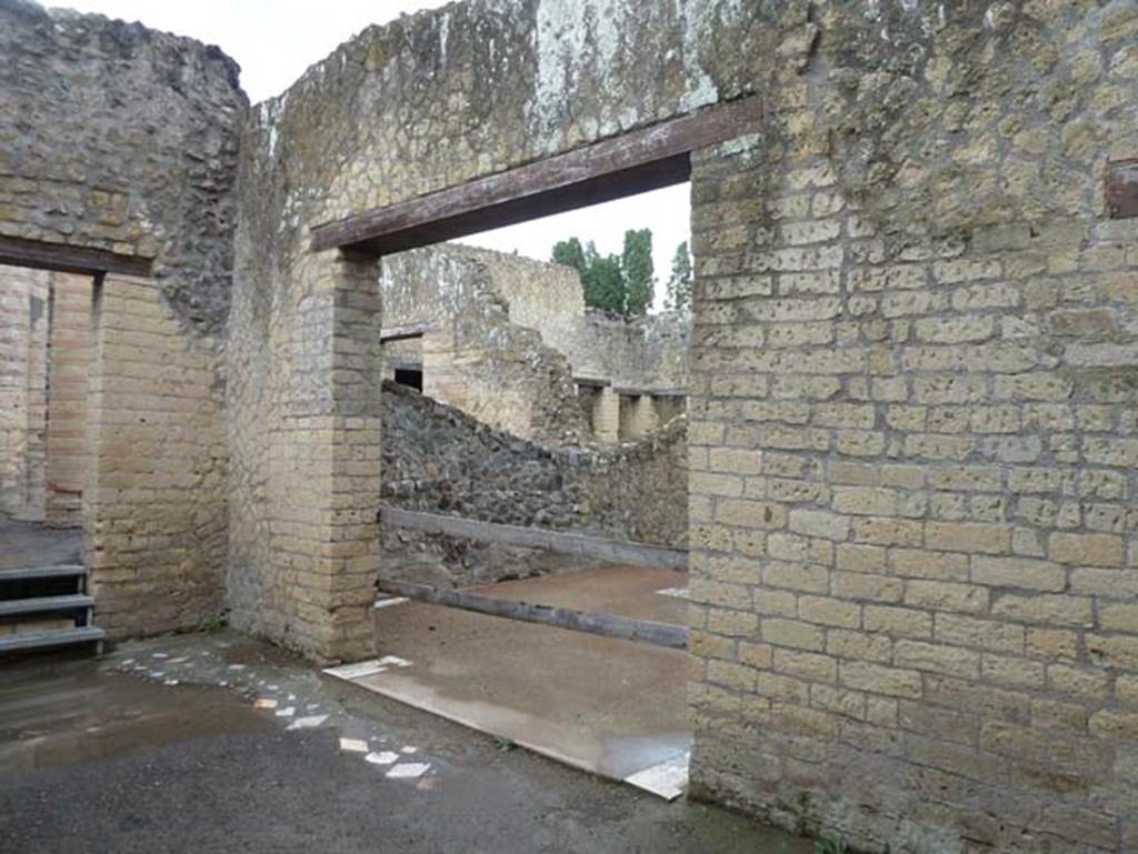 IV.4 Herculaneum. September 2015.  Doorway to room 20 a large triclinium, in north-east corner of vestibule 17.