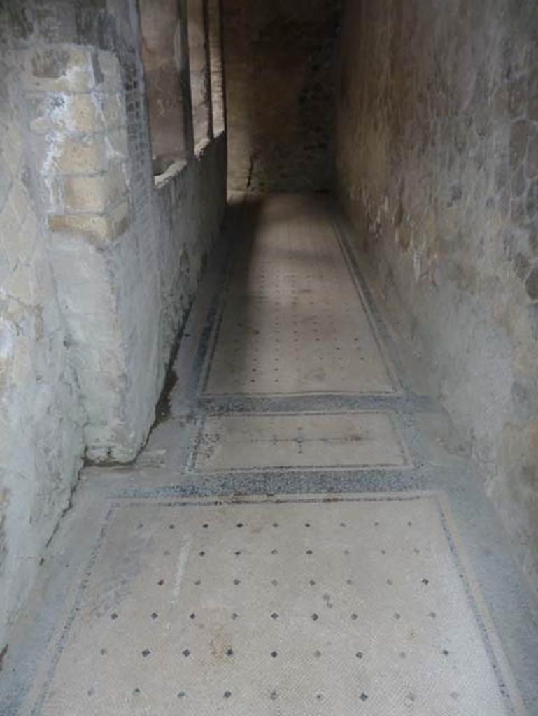 IV.4 Herculaneum. September 2015. Corridor 21, looking towards east end.