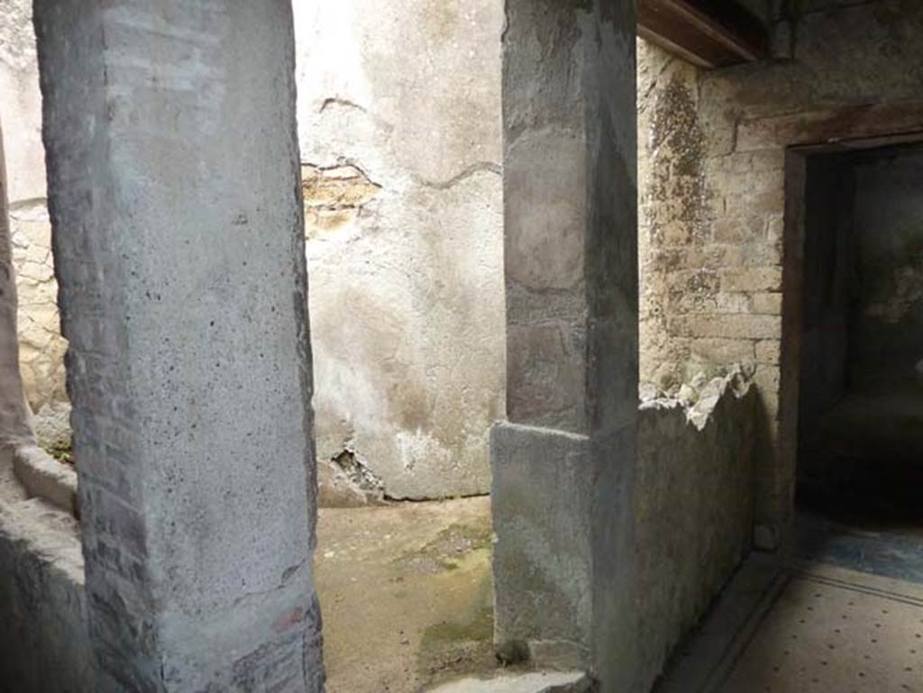 IV.4 Herculaneum. September 2015. Courtyard 22, pilastered on a low wall with space for plants along the top. 