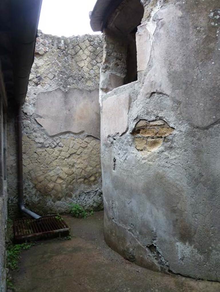 IV.4 Herculaneum. September 2015. Courtyard 22, looking south from south-east corner.