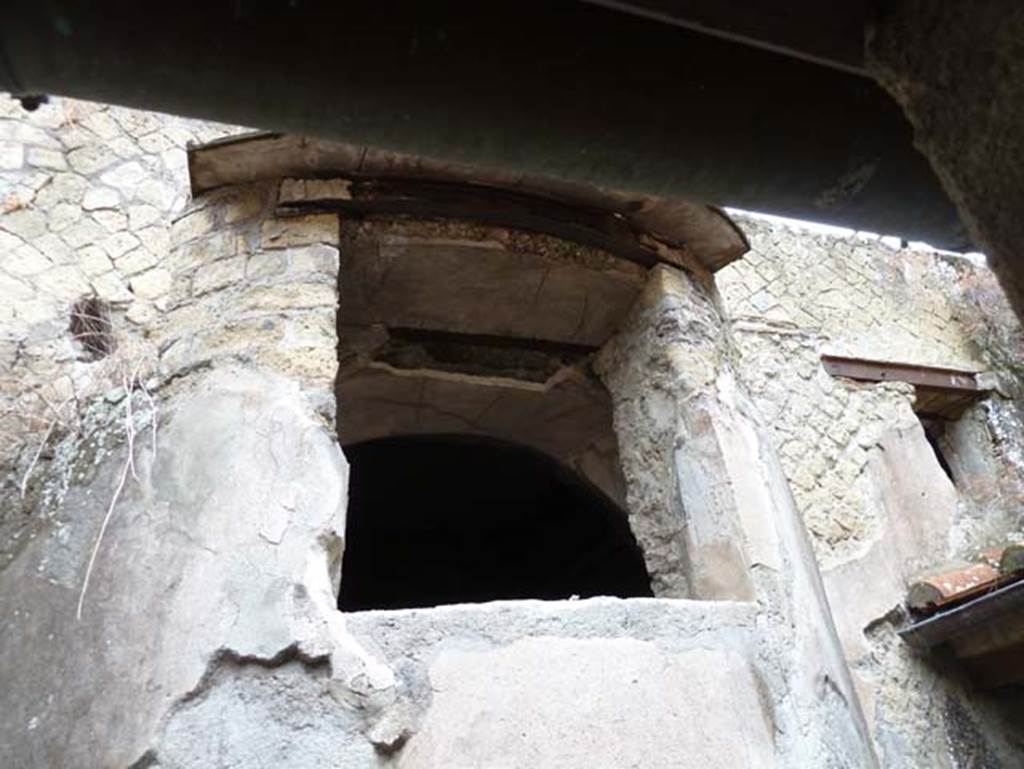 IV.4 Herculaneum. September 2015. Courtyard 22, window giving light into apsed room 24.
