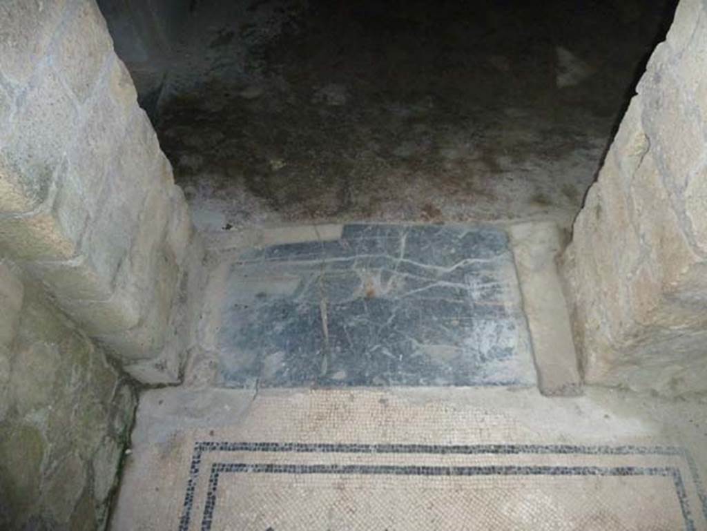 IV.4 Herculaneum. September 2015. Room 23, doorway threshold from end of corridor 21, into anteroom 23. 