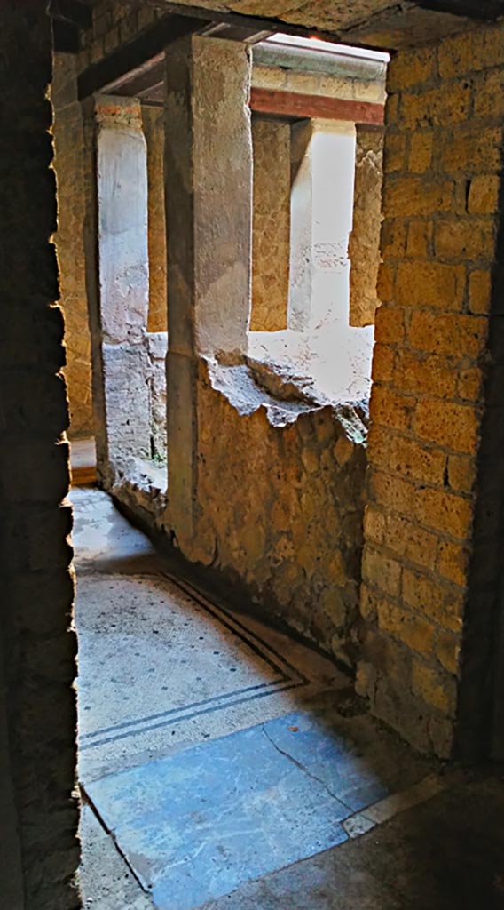 IV.4 Herculaneum. Photo taken between October 2014 and November 2019.
Room 23, doorway in south wall leading to east end of corridor 21. Photo courtesy of Giuseppe Ciaramella.

